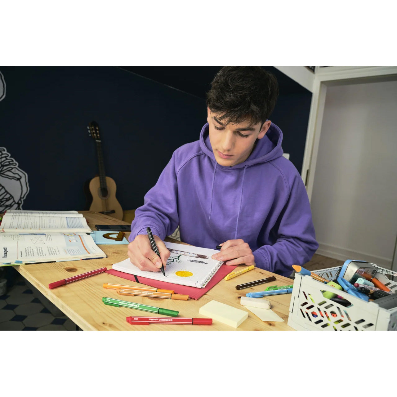 Person drawing with the Stabilo pointMax pens