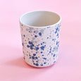 Reusable cups made of bamboo with a speckle pattern in shades of blues